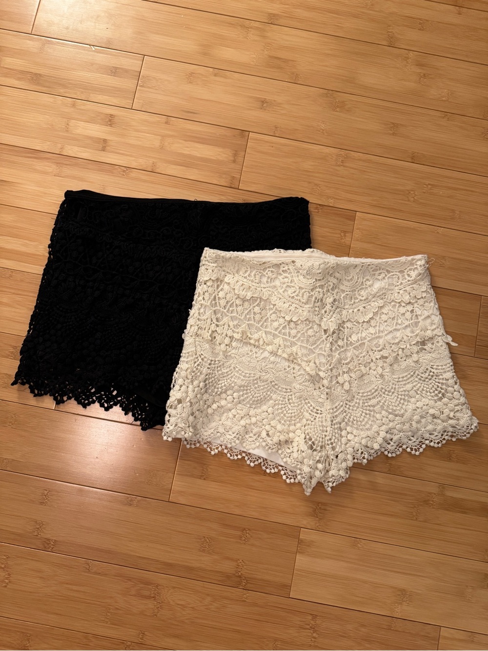 Kimchi Blue Lace Overlay Women’s Shorts — Black and Cream, size 6 - Picture 2 of 6